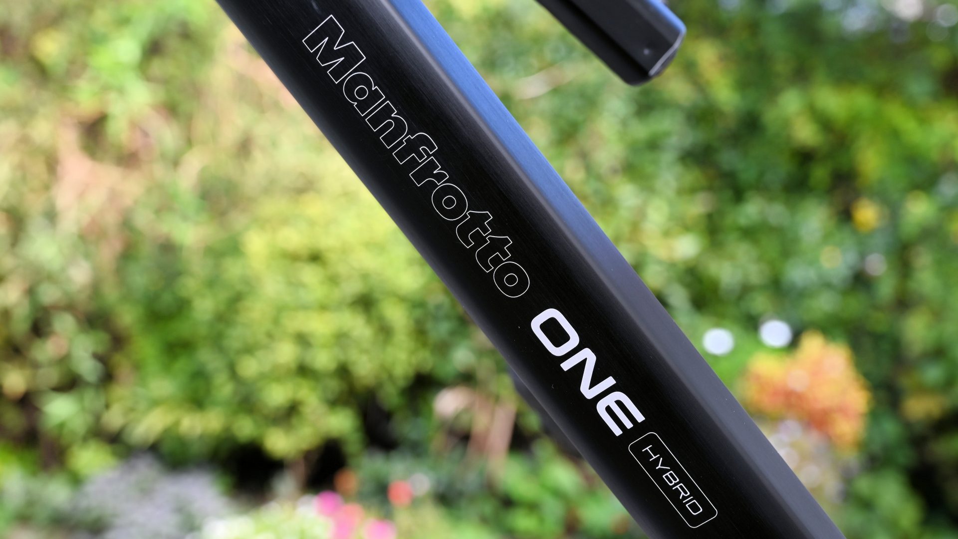 Штатив Manfrotto One Hybrid — универсальное решение