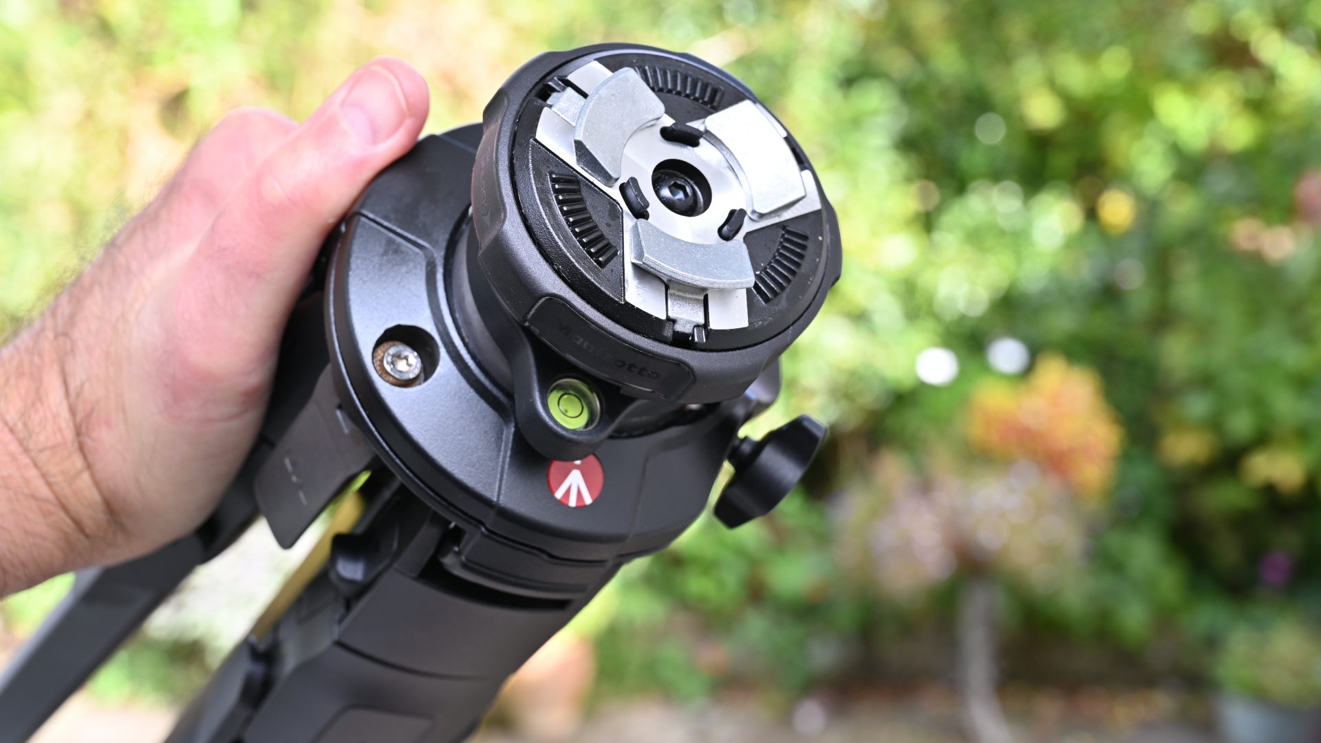 Штатив Manfrotto One Hybrid — универсальное решение
