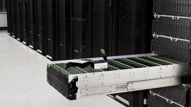 Система Exos 4U100 Seagate для рабочих процессов ИИ