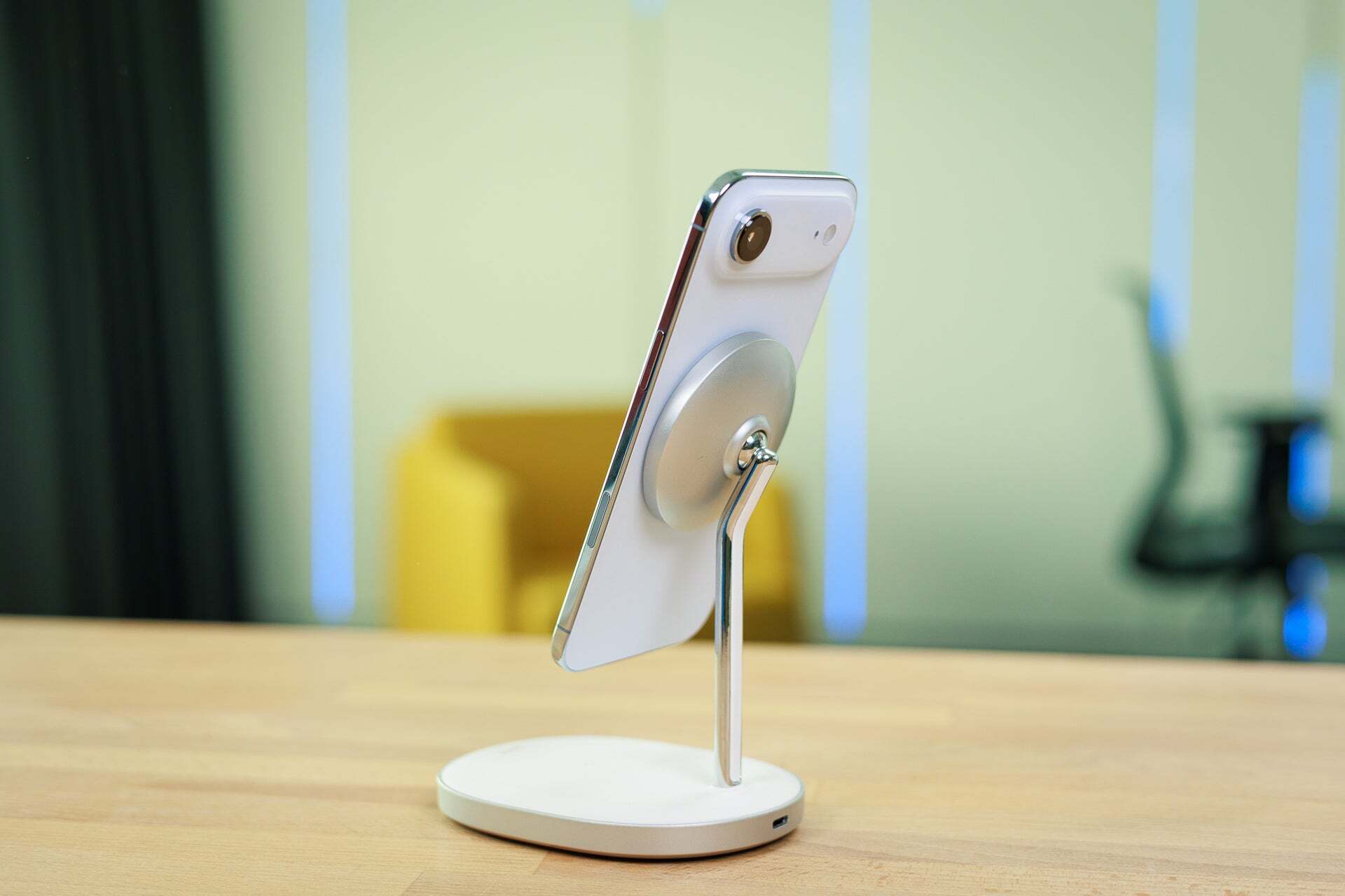 Смартфон iPhone 17 Pro показывает слабость рамки