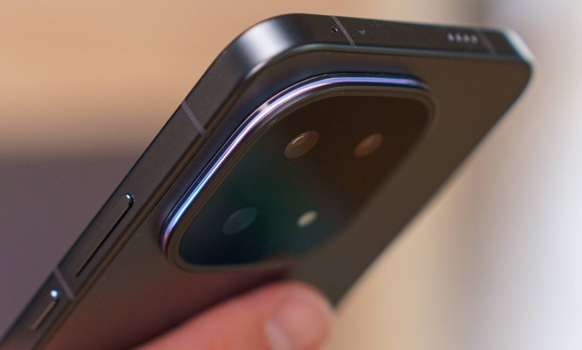 Смартфон iQOO 15: апгрейд дисплея, новая камера