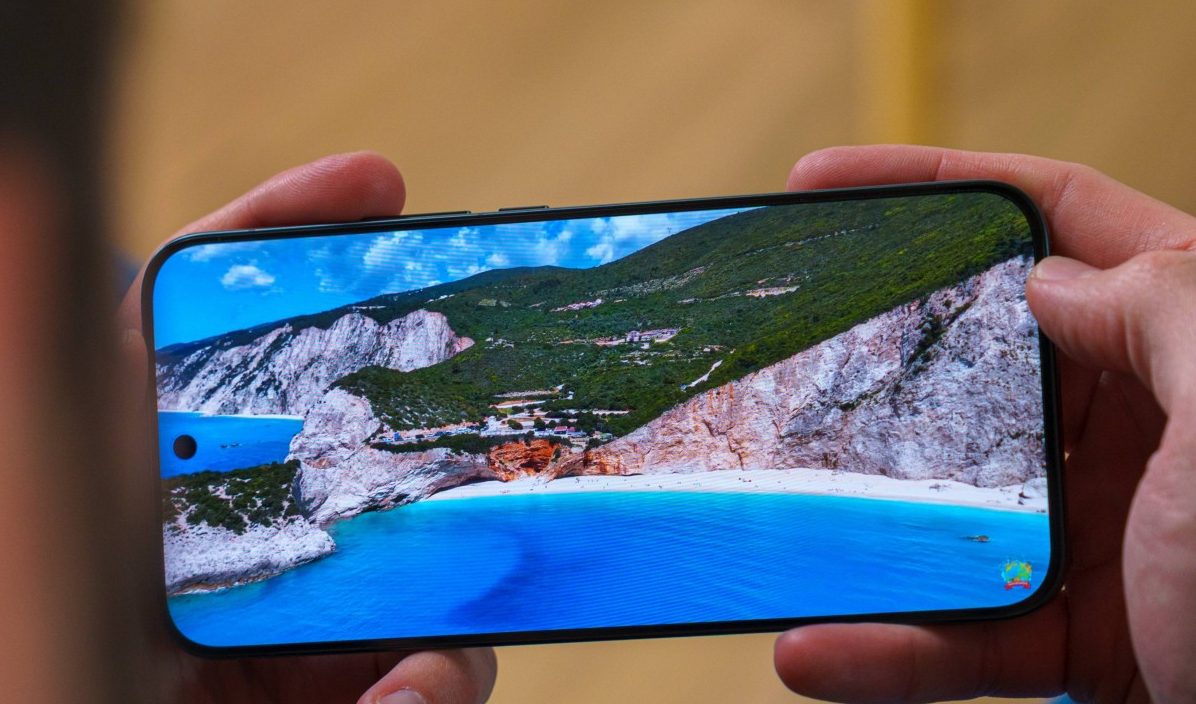 Смартфон iQOO 15: апгрейд дисплея, новая камера