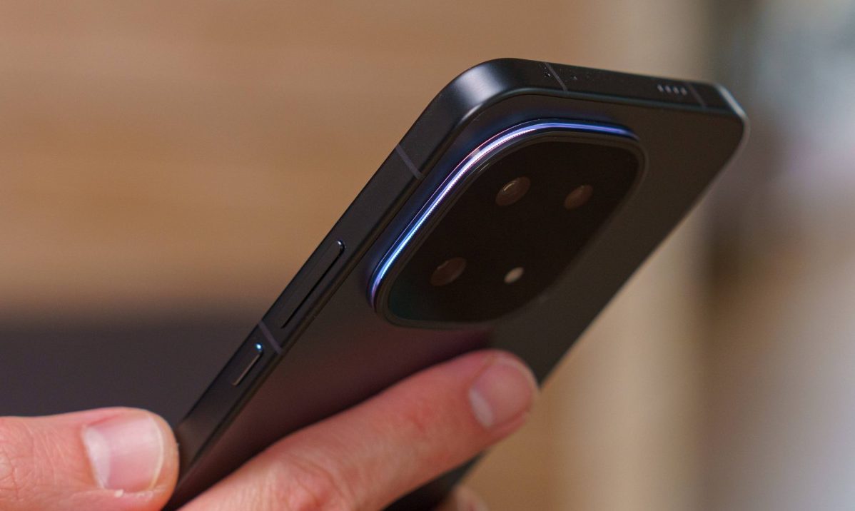 Смартфон iQOO 15: апгрейд дисплея, новая камера