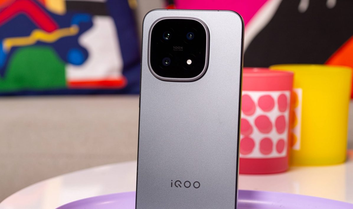 Смартфон iQOO 15: апгрейд дисплея, новая камера