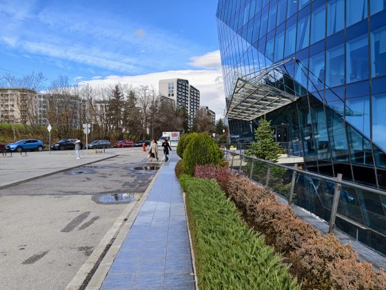 Смартфон iQOO 15: апгрейд дисплея, новая камера