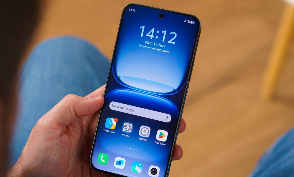 Смартфон iQOO 15: апгрейд дисплея, новая камера