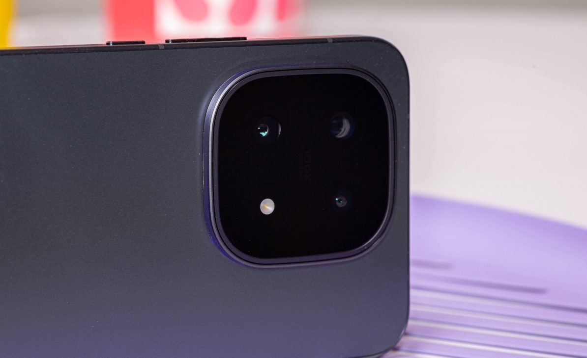 Смартфон iQOO 15: апгрейд дисплея, новая камера