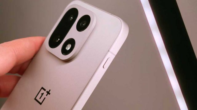 OnePlus 15 против Pixel 10 Pro: сила побеждает интеллект?