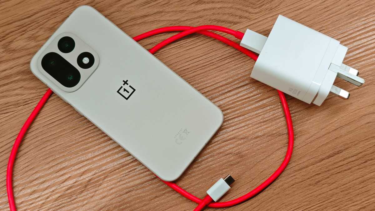 Смартфон OnePlus 15: мощь для геймеров и батарея