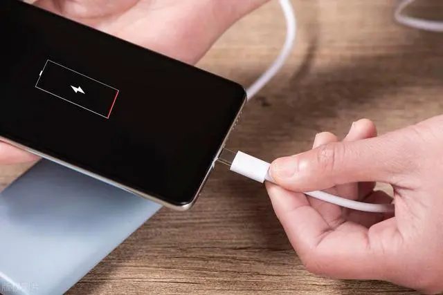 Смартфон OnePlus 15: насколько быстрая зарядка