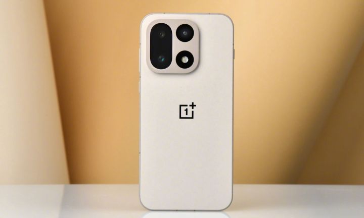 Смартфон OnePlus 15 — новый стандарт для флагманов