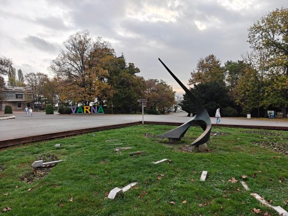 Смартфон OnePlus 15 с 50 МП камерой и улучшенным зумом