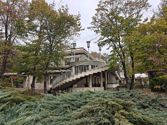 Смартфон OnePlus 15 с 50 МП камерой и улучшенным зумом