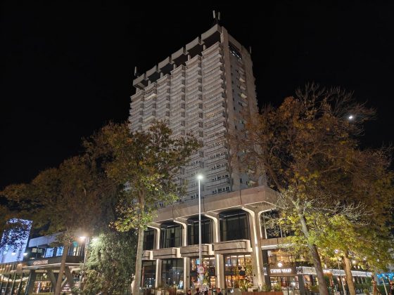 Смартфон OnePlus 15 с 50 МП камерой и улучшенным зумом