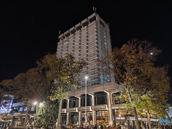 Смартфон OnePlus 15 с 50 МП камерой и улучшенным зумом