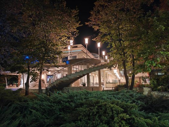 Смартфон OnePlus 15 с 50 МП камерой и улучшенным зумом