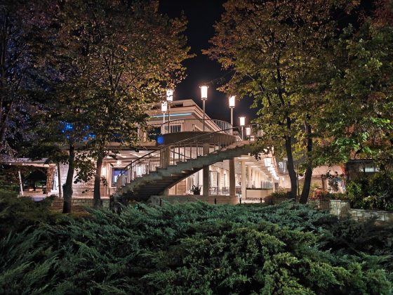 Смартфон OnePlus 15 с 50 МП камерой и улучшенным зумом