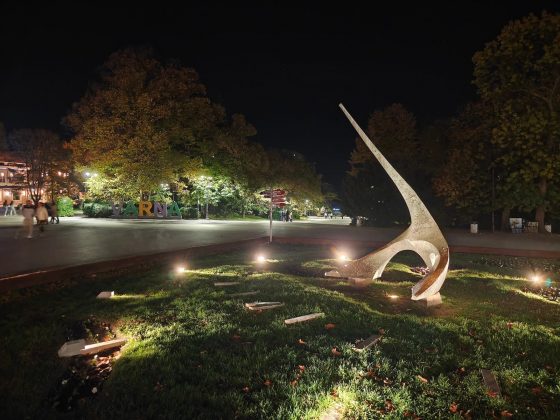 Смартфон OnePlus 15 с 50 МП камерой и улучшенным зумом