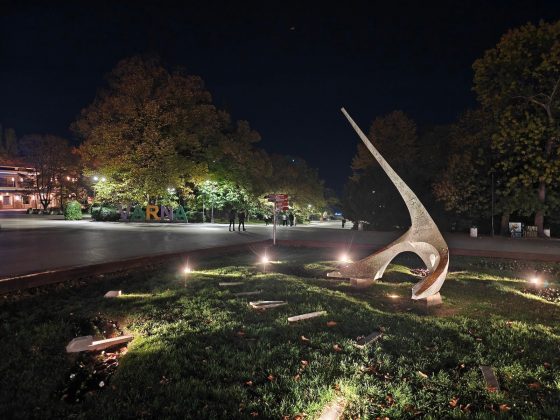 Смартфон OnePlus 15 с 50 МП камерой и улучшенным зумом