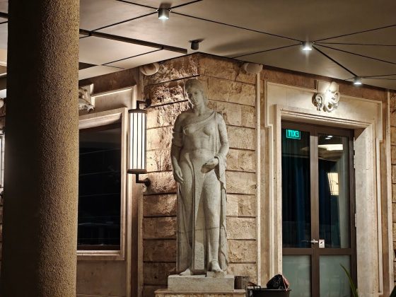 Смартфон OnePlus 15 с 50 МП камерой и выгодной акцией