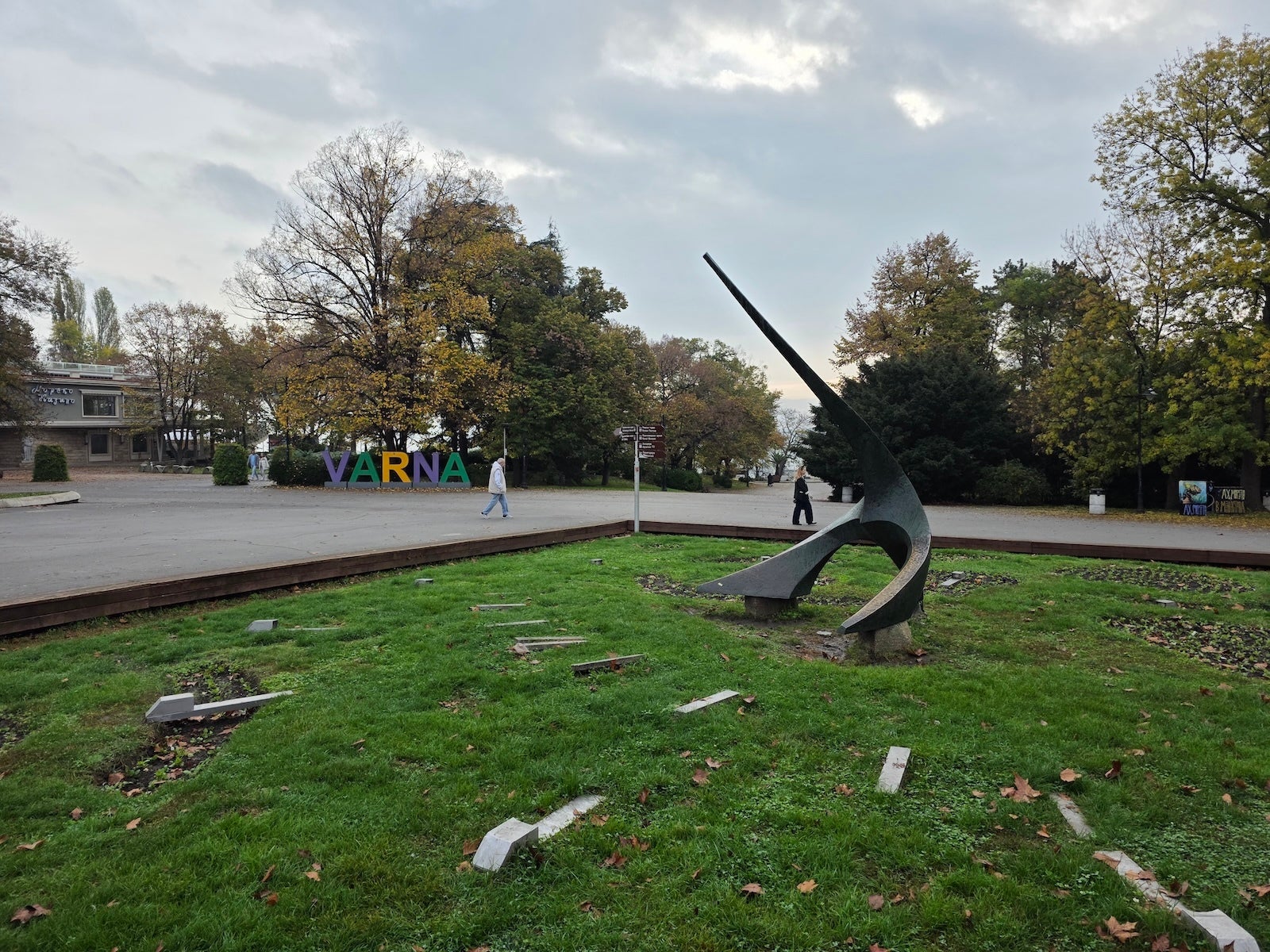 OnePlus 15 против Galaxy S25 Ultra: камера шокирует всех картинка Смартфон OnePlus 15 с выгодной скидкой и бонусами