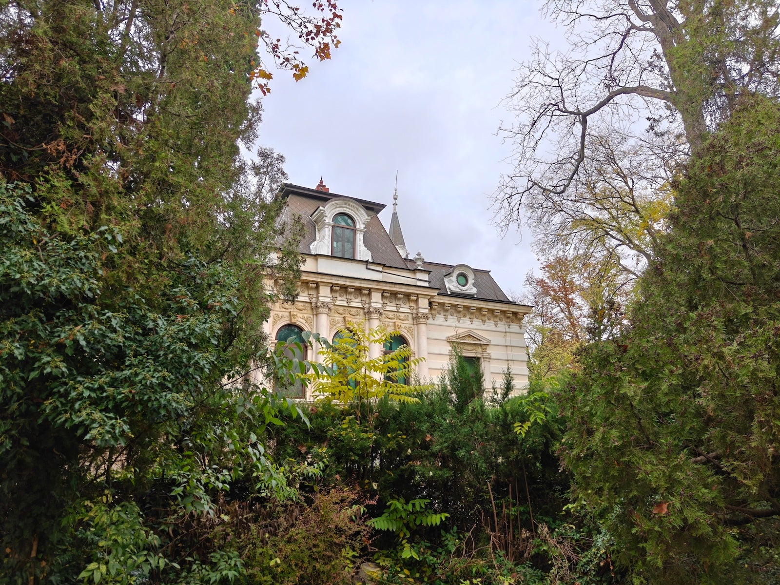 OnePlus 15 против Galaxy S25 Ultra: камера шокирует всех картинка Смартфон OnePlus 15 с выгодной скидкой и бонусами