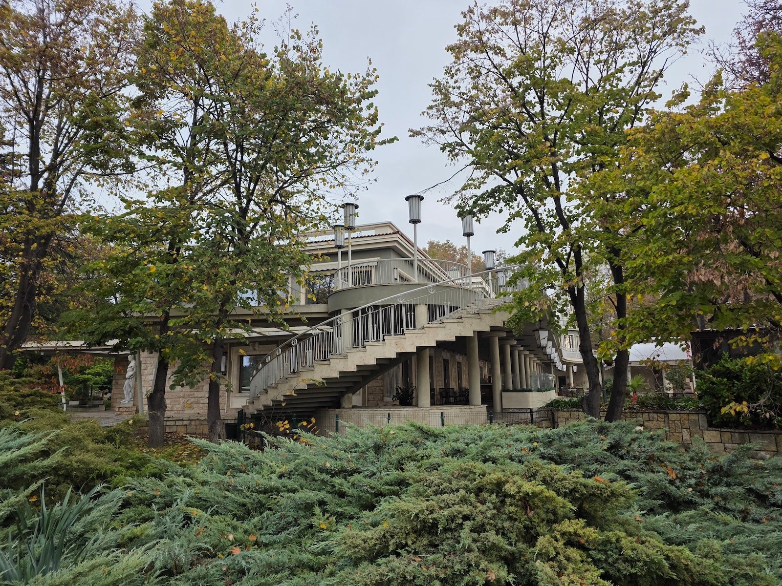 OnePlus 15 против Galaxy S25 Ultra: камера шокирует всех картинка Смартфон OnePlus 15 с выгодной скидкой и бонусами