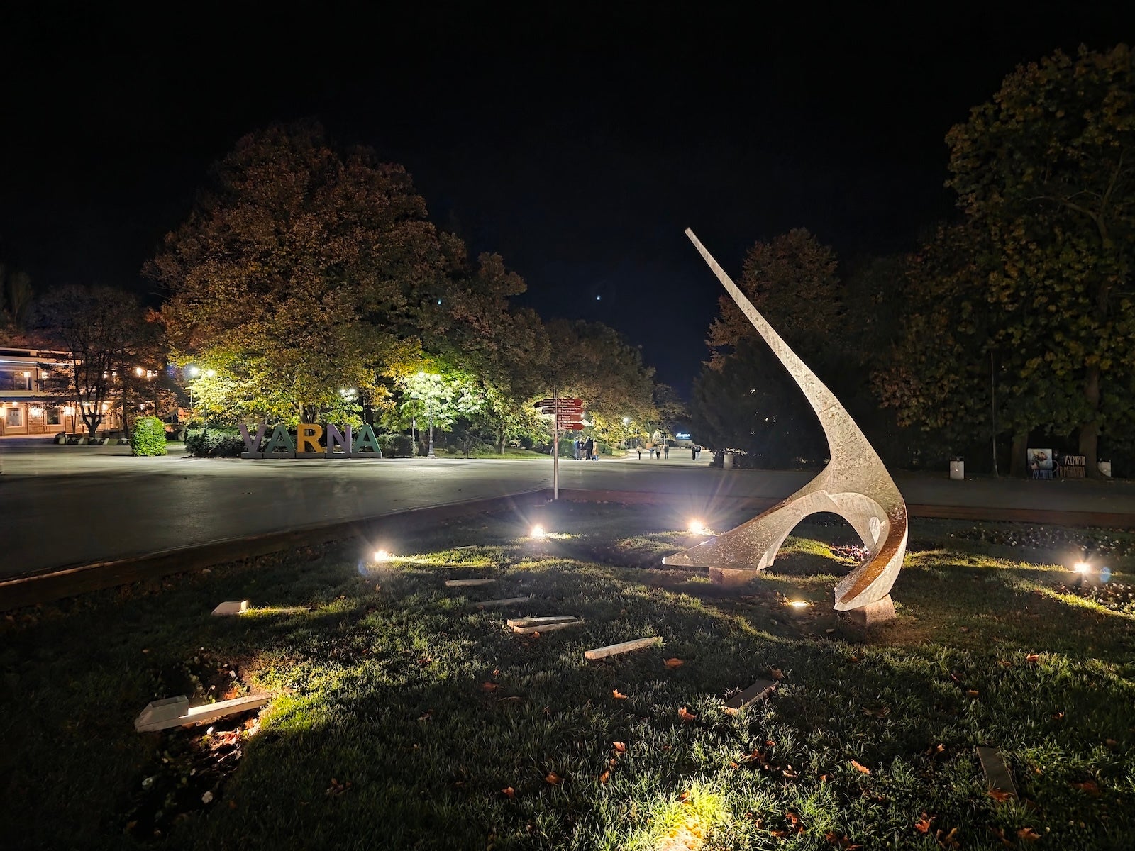 OnePlus 15 против Galaxy S25 Ultra: камера шокирует всех картинка Смартфон OnePlus 15 с выгодной скидкой и бонусами