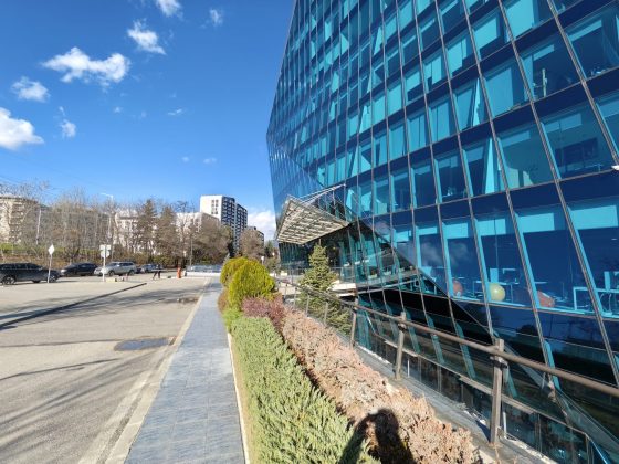 Смартфон Poco F8 Pro: компактнее, мощнее и с телевиком