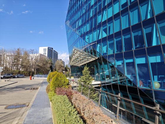 Смартфон Poco F8 Pro: компактнее, мощнее и с телевиком