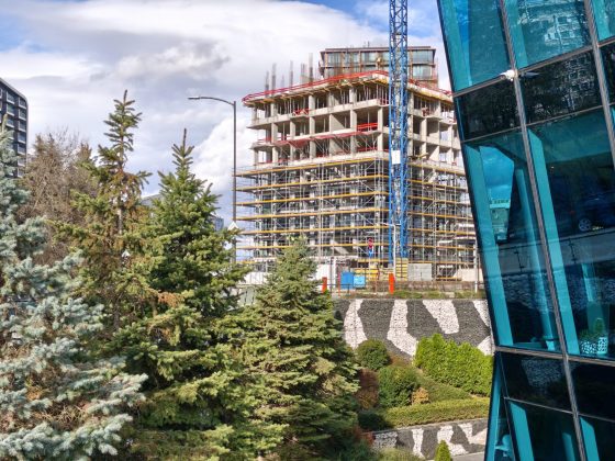 Смартфон Poco F8 Pro: компактнее, мощнее и с телевиком