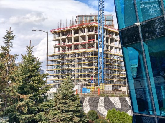 Смартфон Poco F8 Pro: компактнее, мощнее и с телевиком