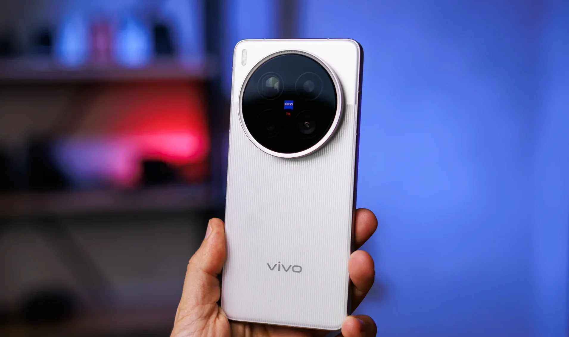 Смартфон Vivo X300 Ultra с двумя сенсорами по 200 МП