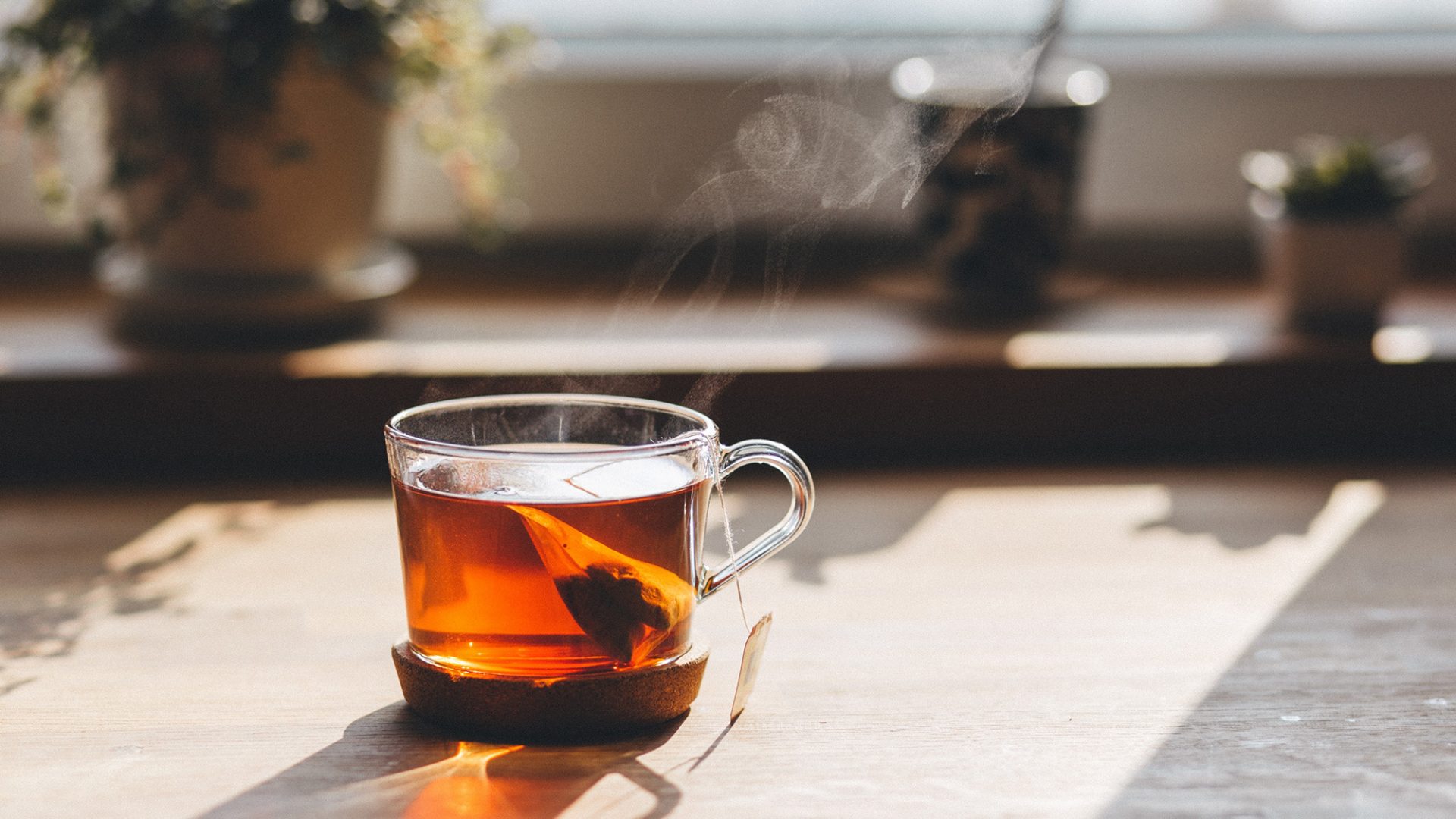 Домовладельцы открыли секрет: черный чай обновляет деревянный пол картинка Уход за деревянным полом: черный чай как средство