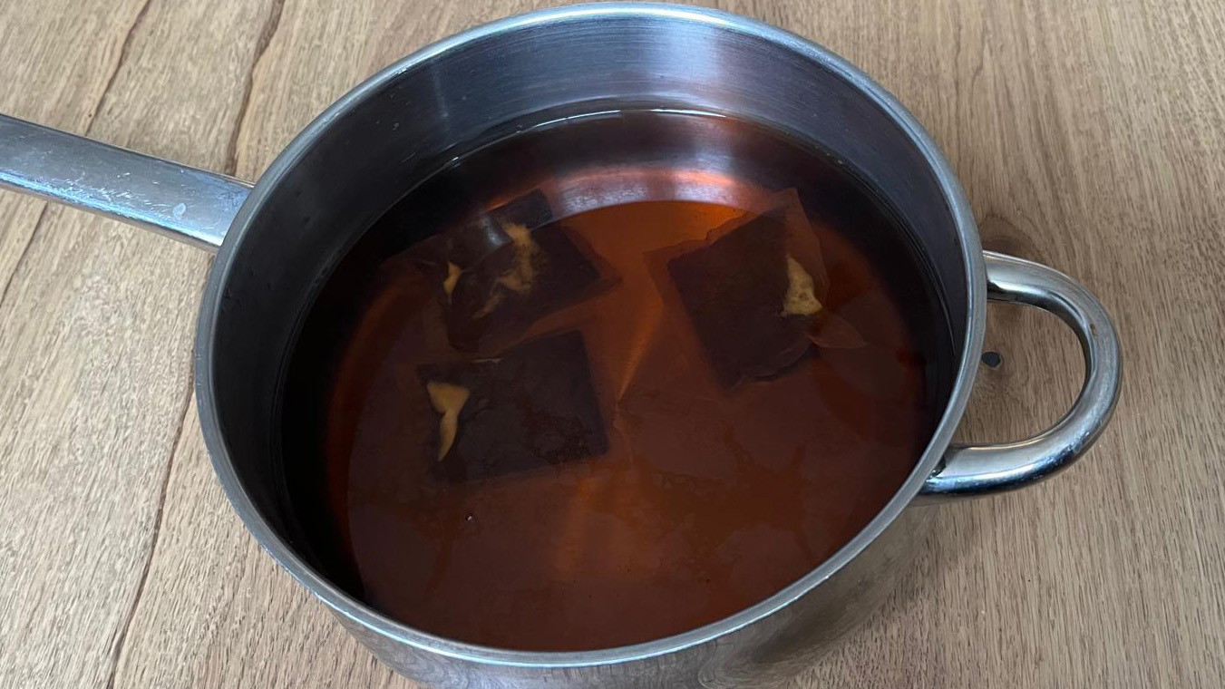 Домовладельцы открыли секрет: черный чай обновляет деревянный пол картинка Уход за деревянным полом: черный чай как средство