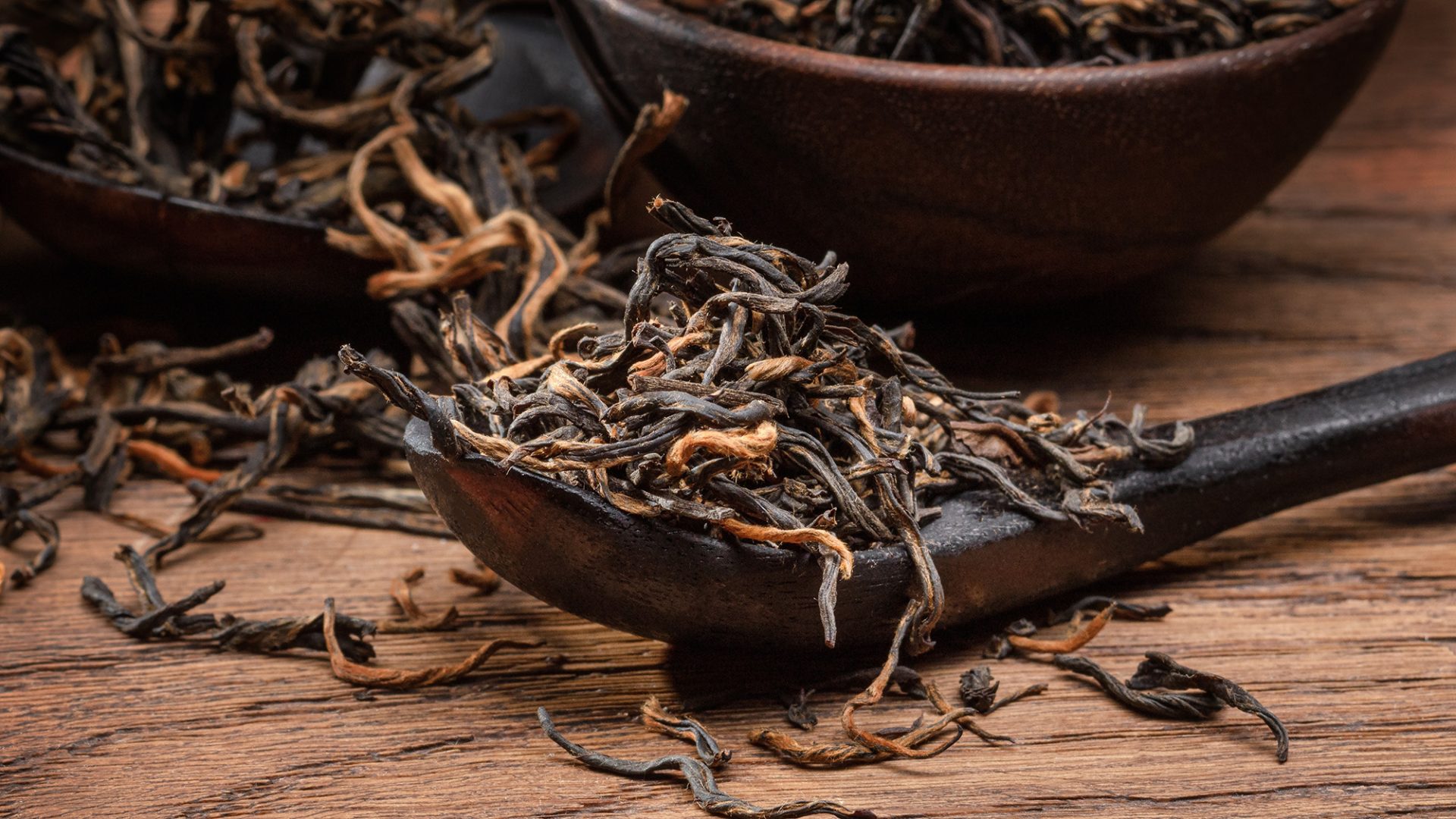 Домовладельцы открыли секрет: черный чай обновляет деревянный пол картинка Уход за деревянным полом: черный чай как средство