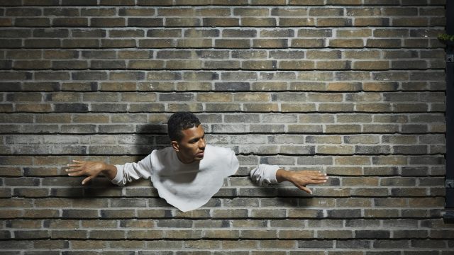 Все зря почему мы никогда не пройдем сквозь стену, хотя наши атомы — одна пустота Все зря почему мы никогда не пройдем сквозь стену, хотя наши атомы — одна пустота