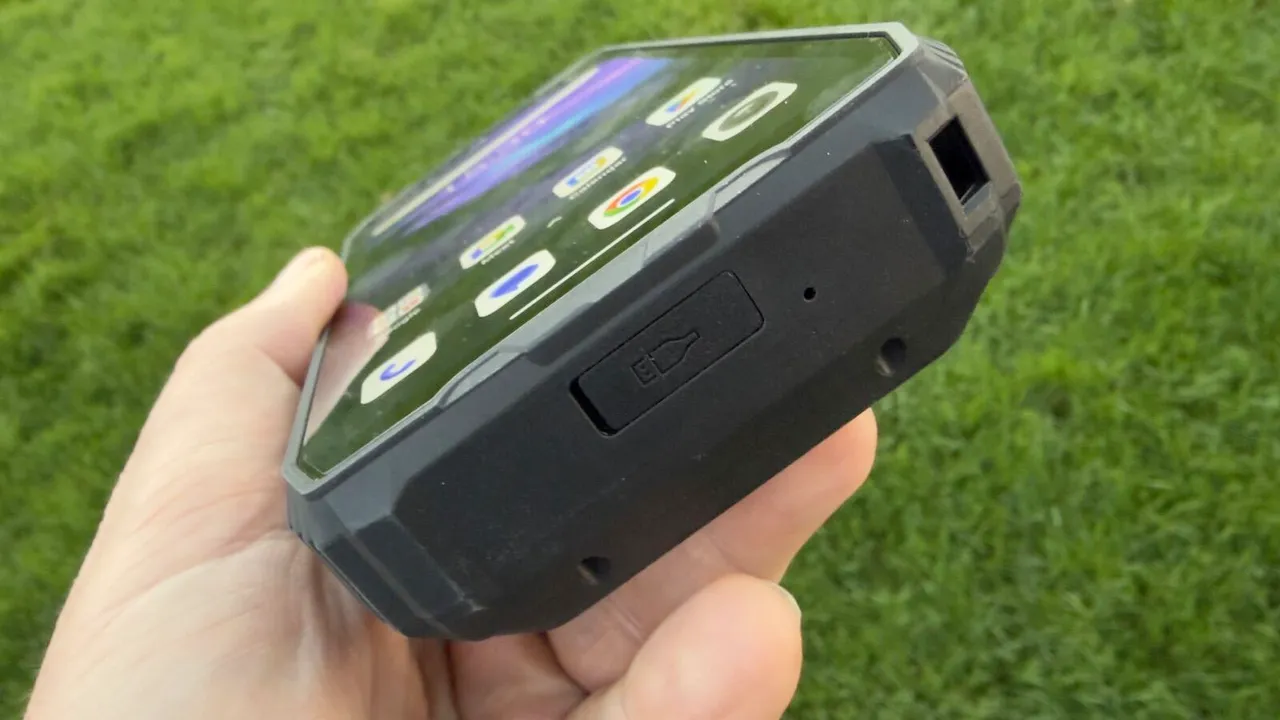 Мой iPhone 17 Pro Max рядом с этим Android-монстром — просто симпатичная игрушка с умирающей батареей картинка Blackview Xplore 2