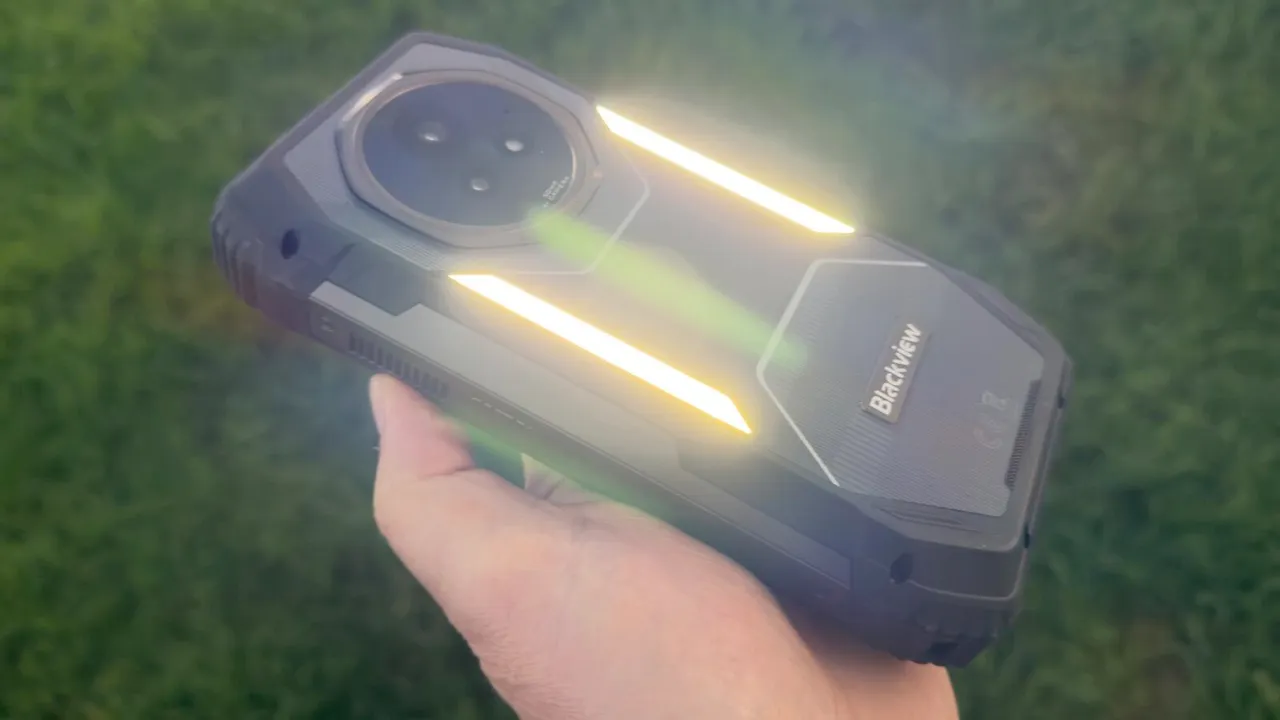 Мой iPhone 17 Pro Max рядом с этим Android-монстром — просто симпатичная игрушка с умирающей батареей картинка Blackview Xplore 2