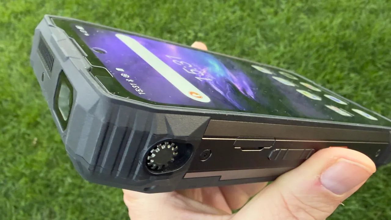 Мой iPhone 17 Pro Max рядом с этим Android-монстром — просто симпатичная игрушка с умирающей батареей картинка Blackview Xplore 2