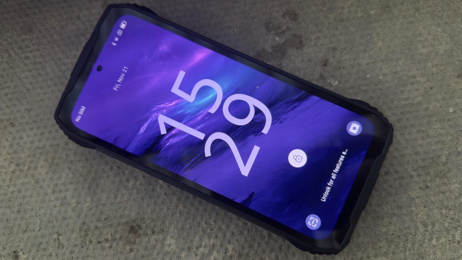 Мой iPhone 17 Pro Max рядом с этим Android-монстром — просто симпатичная игрушка с умирающей батареей