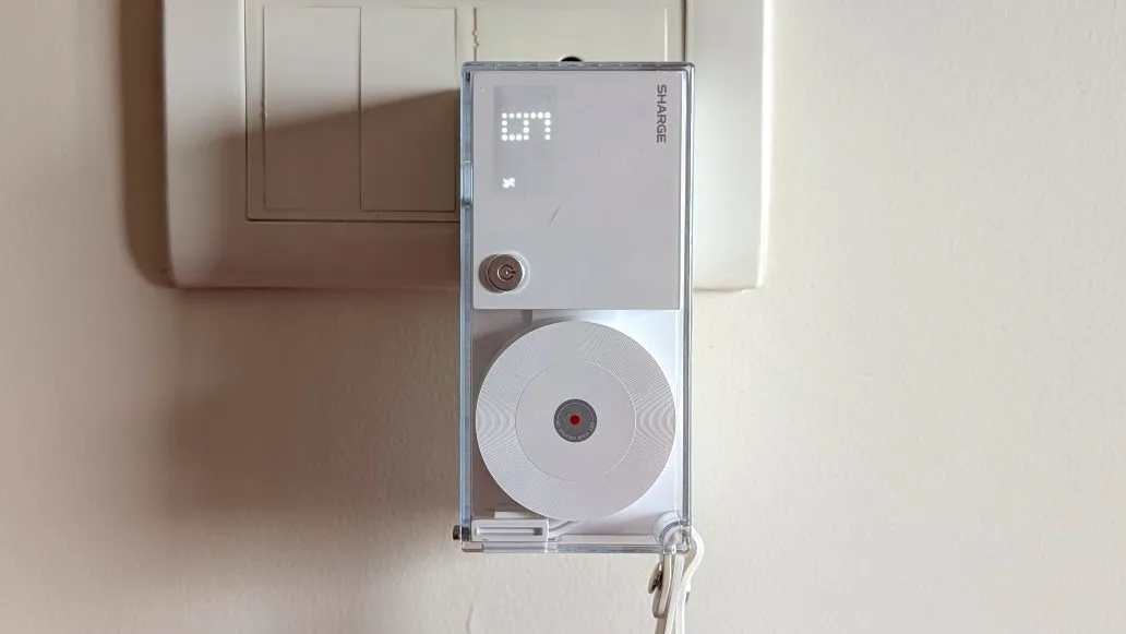 Зарядки Sharge — это провал: платить 8 тыс. за экран на адаптере и стеклянный пауэрбанк — безумие картинка Зарядки Sharge — это провал платить 8 тыс. за экран на адаптере и стеклянный пауэрбанк — безумие