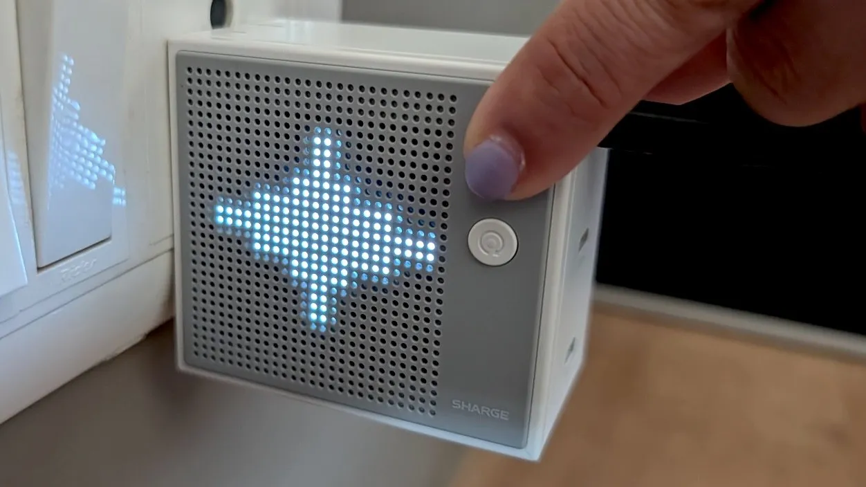 Зарядки Sharge — это провал: платить 8 тыс. за экран на адаптере и стеклянный пауэрбанк — безумие картинка Зарядки Sharge — это провал платить 8 тыс. за экран на адаптере и стеклянный пауэрбанк — безумие