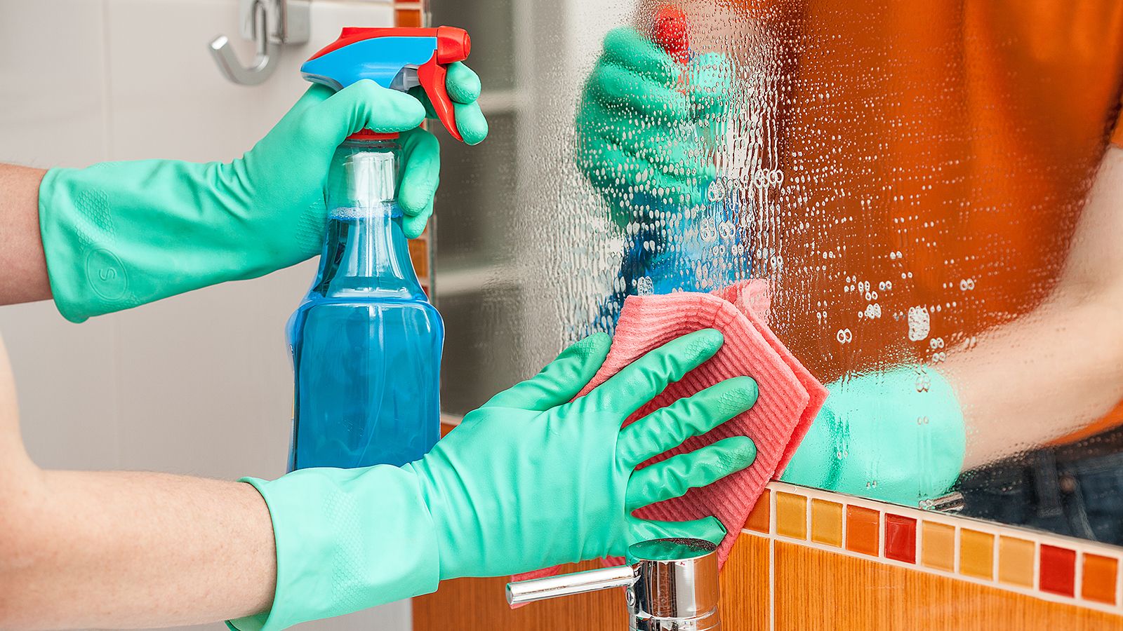 526032Когда зеркало в ванной — магнит для ворса: как добиться блеска