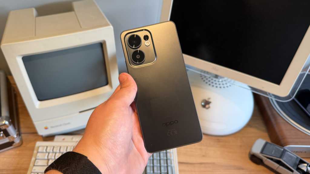 Обзор Oppo Reno 13 FS: элегантный дизайн и прочность по выгодной цене