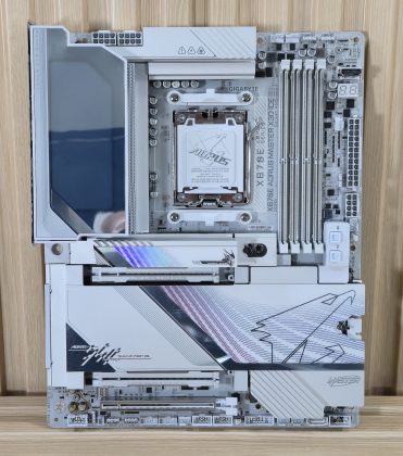 Gigabyte X870E Aorus Master X3D Ice