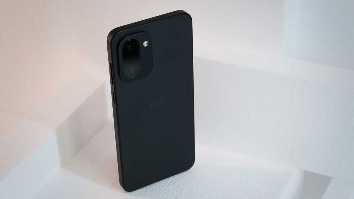 OnePlus 15R против Galaxy S25 FE: Давид против Голиафа картинка OnePlus 15R против Galaxy S25 FE