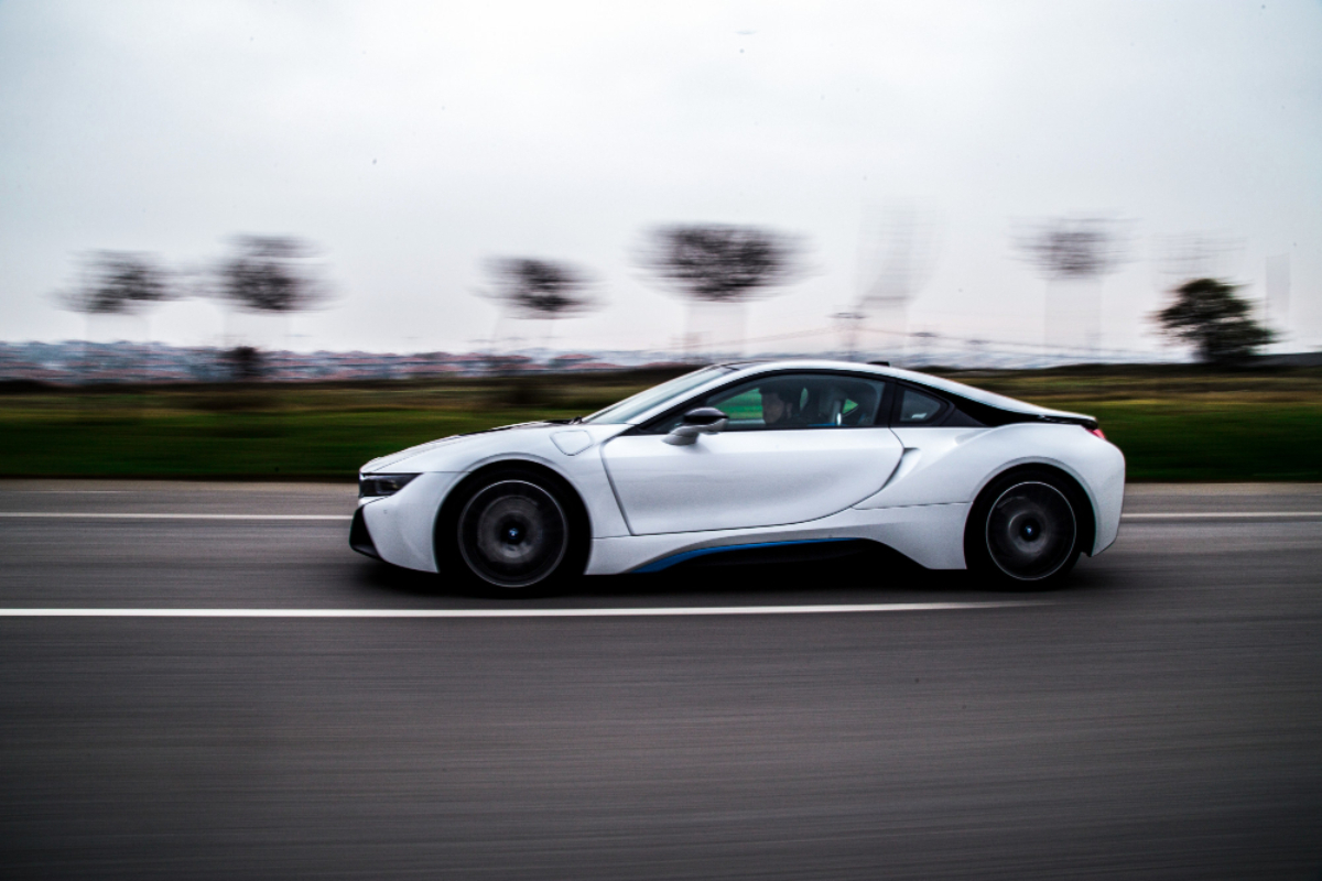 Tesla с функцией автономного вождения (под контролем)