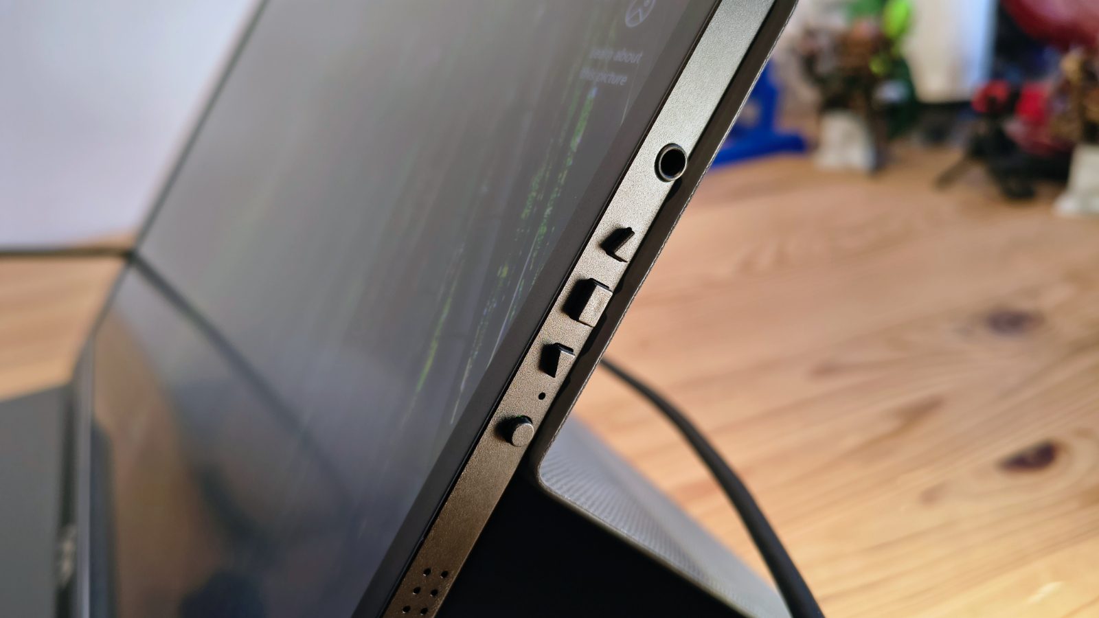 Обзор QQH Z12-4: портативный 4K-монитор картинка 4K-монитор QQH Z12-4 — бюджетный экран | DGL.RU