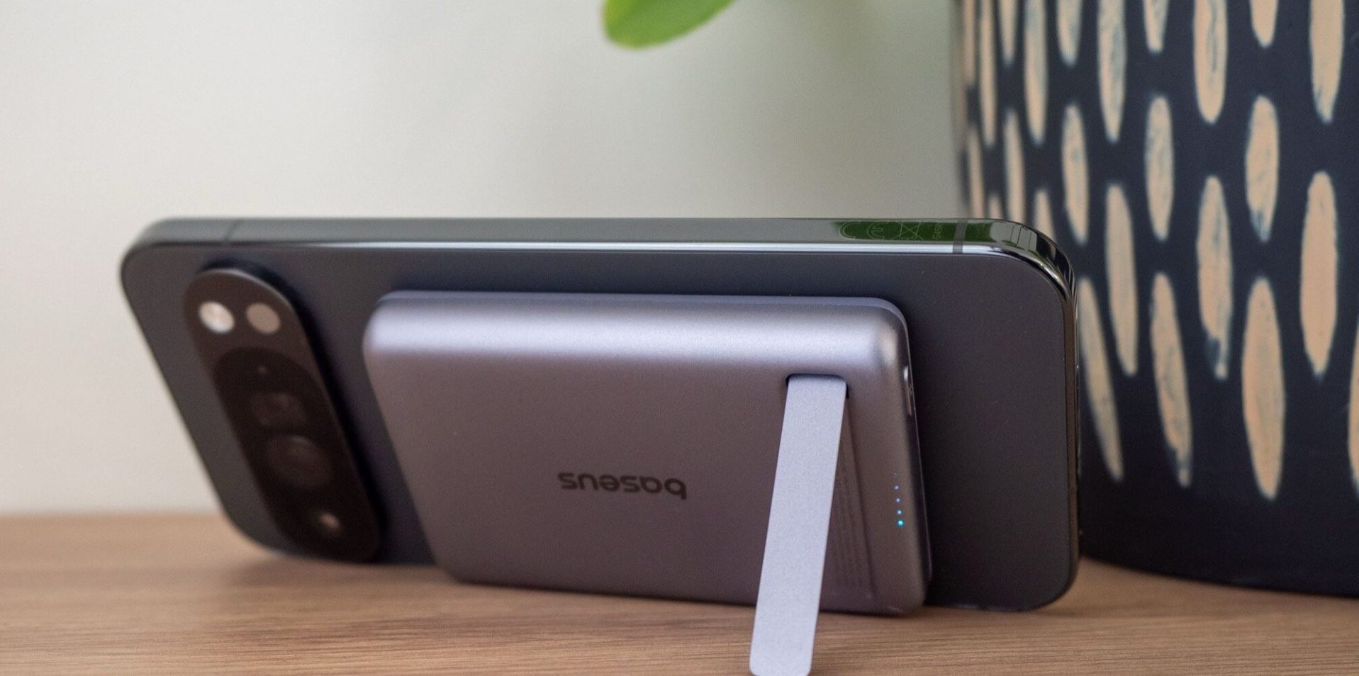 Обзор аккумулятора Baseus PicoGo Qi2: фаворит теста с Pixel 10 картинка Аккумулятор Baseus PicoGo Qi2: он маленький | DGL.RU